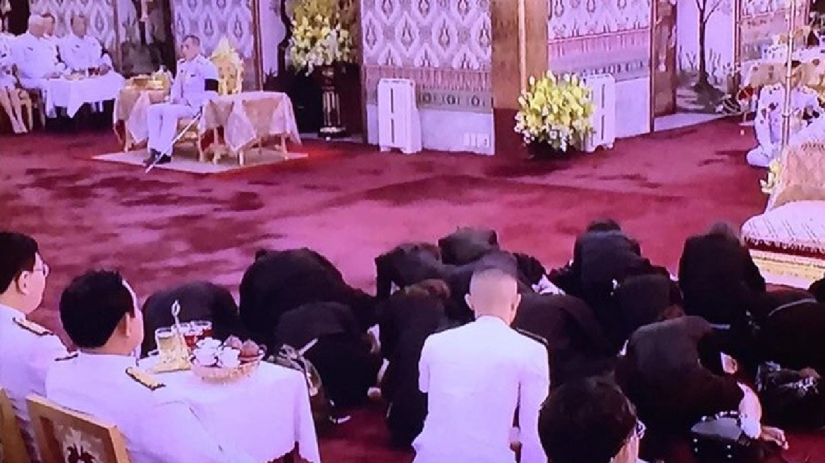 สมเด็จพระเจ้าอยู่หัวบำเพ็ญพระราชกุศลพระบรมศพ สมเด็จพระเจ้าอยู่หัวบำเพ็ญพระราชกุศลพระบรมศพ