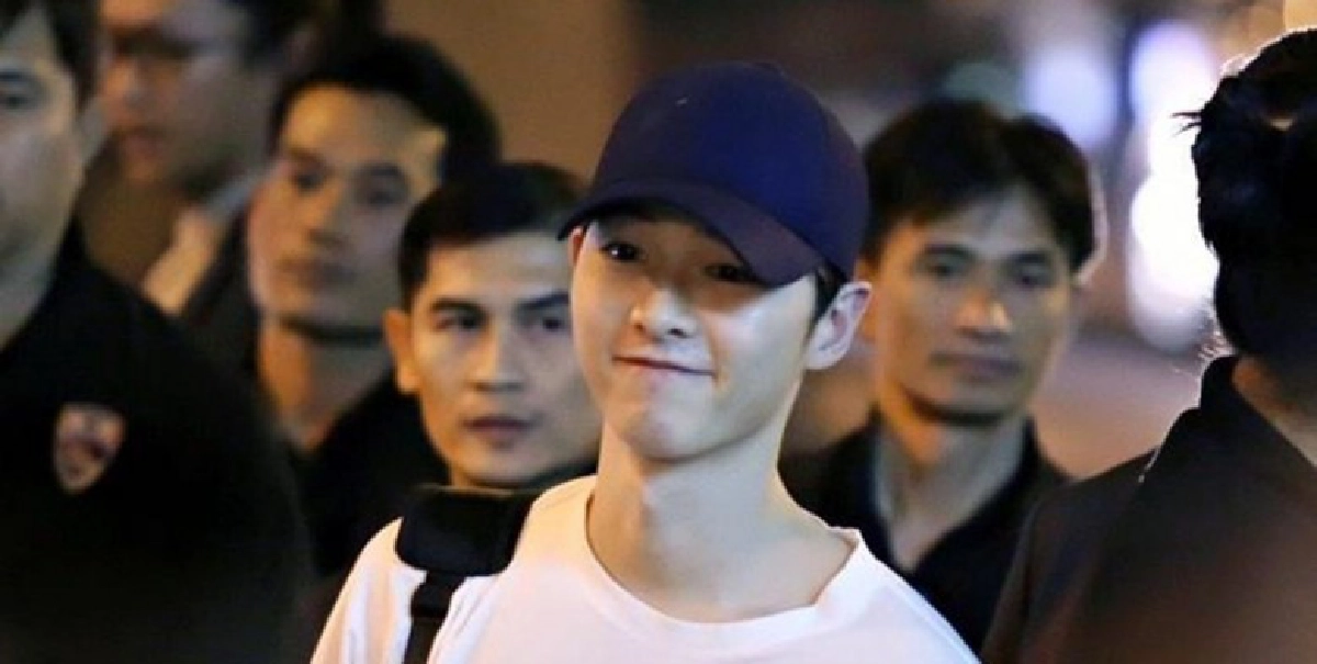 แฟนคลับแห่ต้อนรับ 'ซงจุงกิ' แน่นสนามบิน แฟนคลับแห่ต้อนรับ 'ซงจุงกิ' แน่นสนามบิน