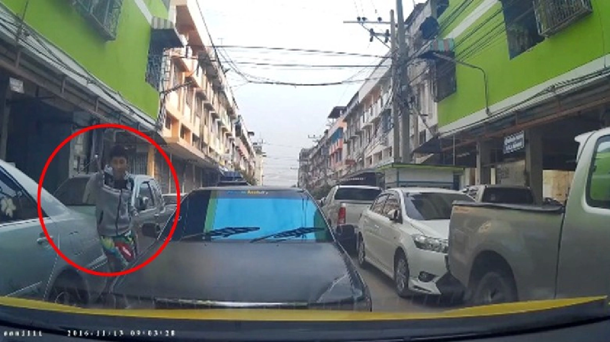 นักเลงบางพลี!?ถือท่อเหล็กขู่ให้ถอยรถ นักเลงบางพลี!?ถือท่อเหล็กขู่ให้ถอยรถ
