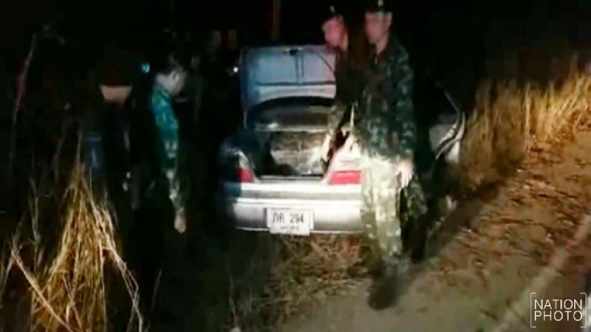 เก๋งซุกกัญชาขับแหกด่านตกข้างทาง ทิ้งรถหนี เก๋งซุกกัญชาขับแหกด่านตกข้างทาง ทิ้งรถหนี