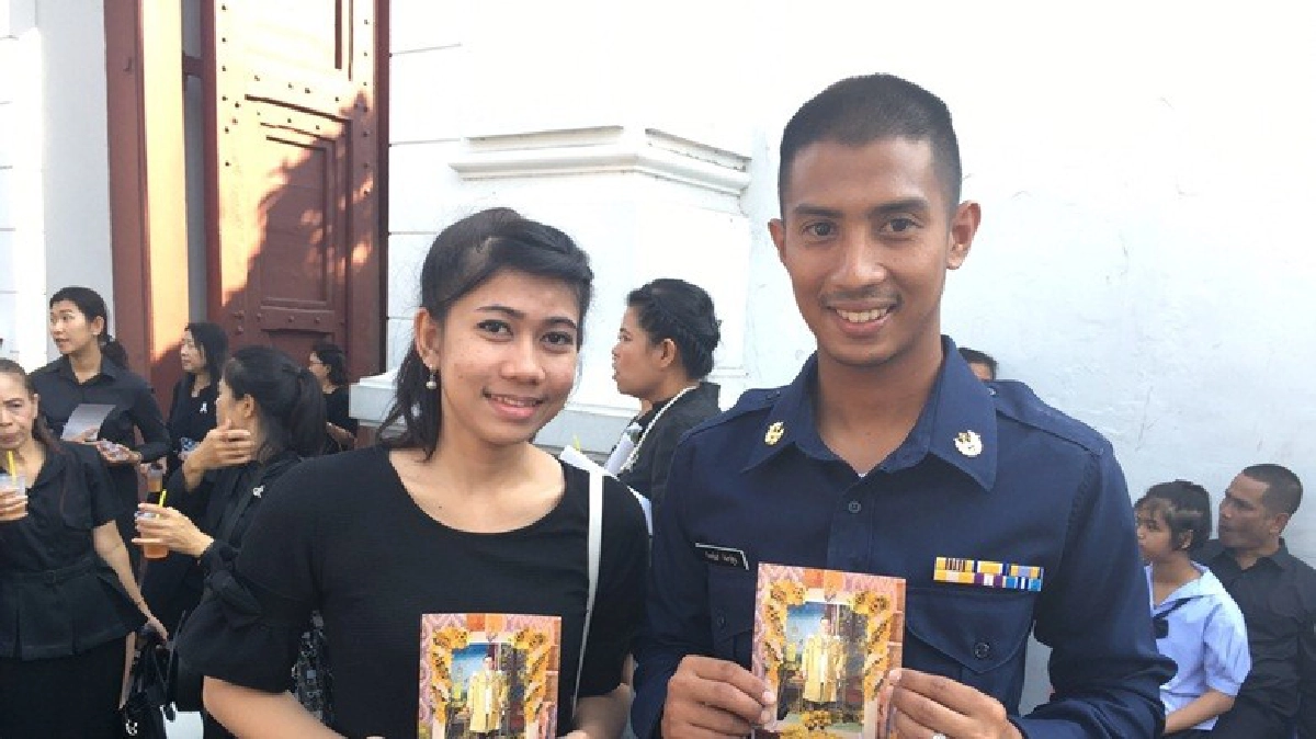 พสกนิกรจากทั่วสารทิศรอเข้ากราบสักการะพระบรมศพ