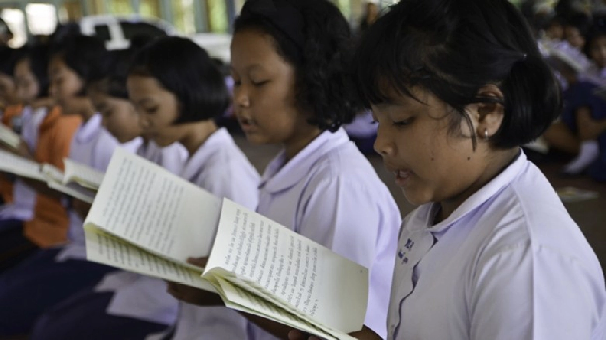 นร.สวดธัมมจักกัปปวัตตนสูตร ถวายพระราชกุศลในหลวงร.9 