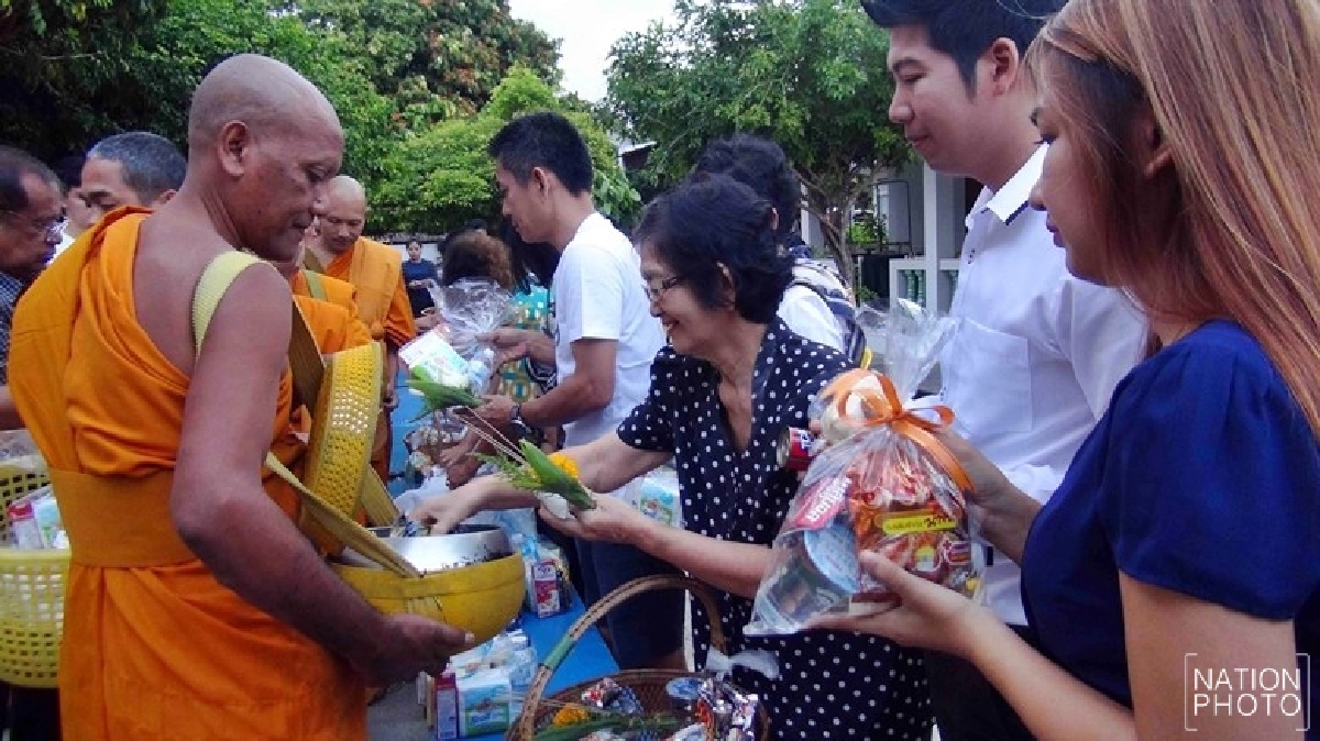 ปชช.ร่วมทำบุญตักบาตรวันมาฆบูชา