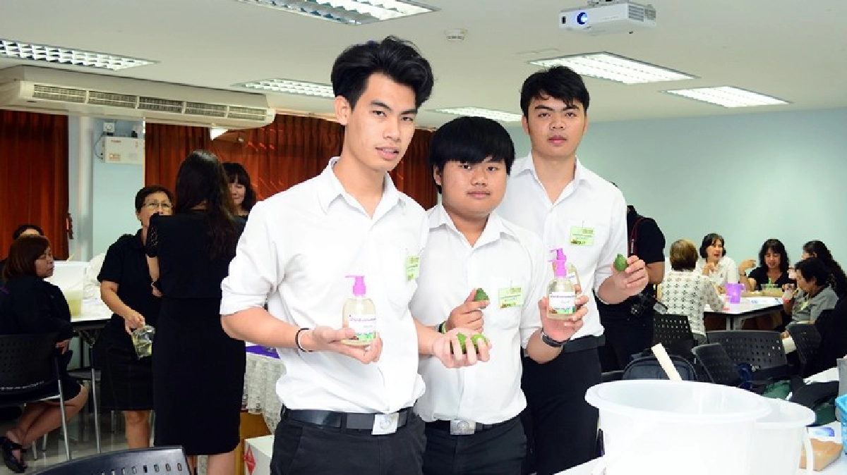   “ทำดีถวายพ่อ ตามรอยพระราชา”