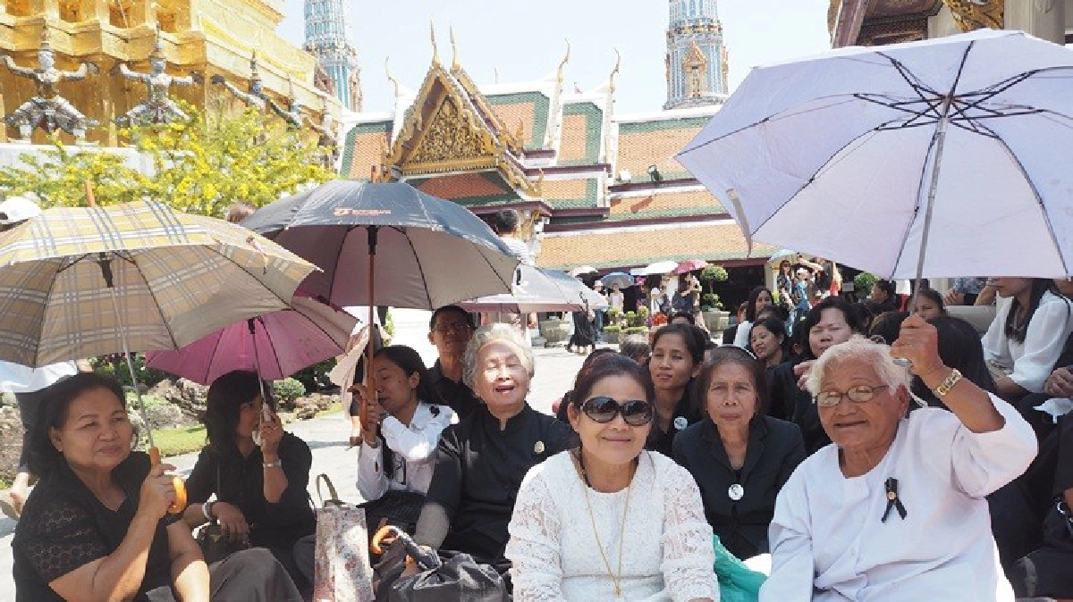 ประชาชนจับจองพื้นที่แน่นวัดพระแก้ว ประชาชนจับจองพื้นที่แน่นวัดพระแก้ว
