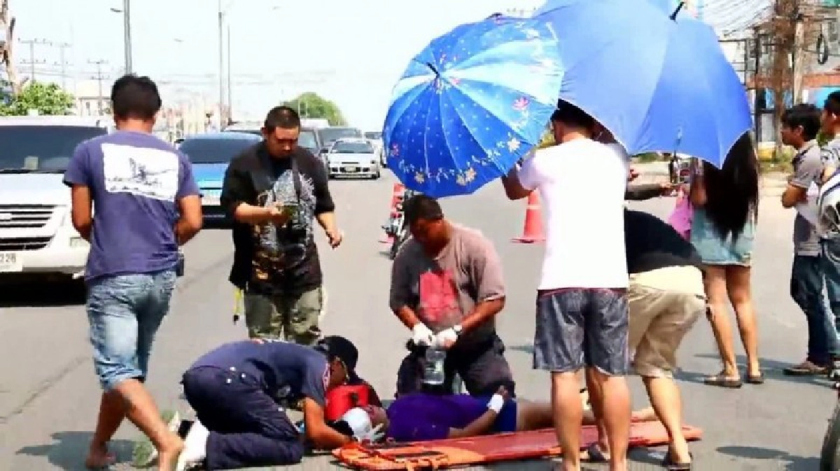 หนุ่มใจงาม..ยืนตากแดดกางร่มให้สาวถูกรถชน!! หนุ่มใจงาม..ยืนตากแดดกางร่มให้สาวถูกรถชน!!