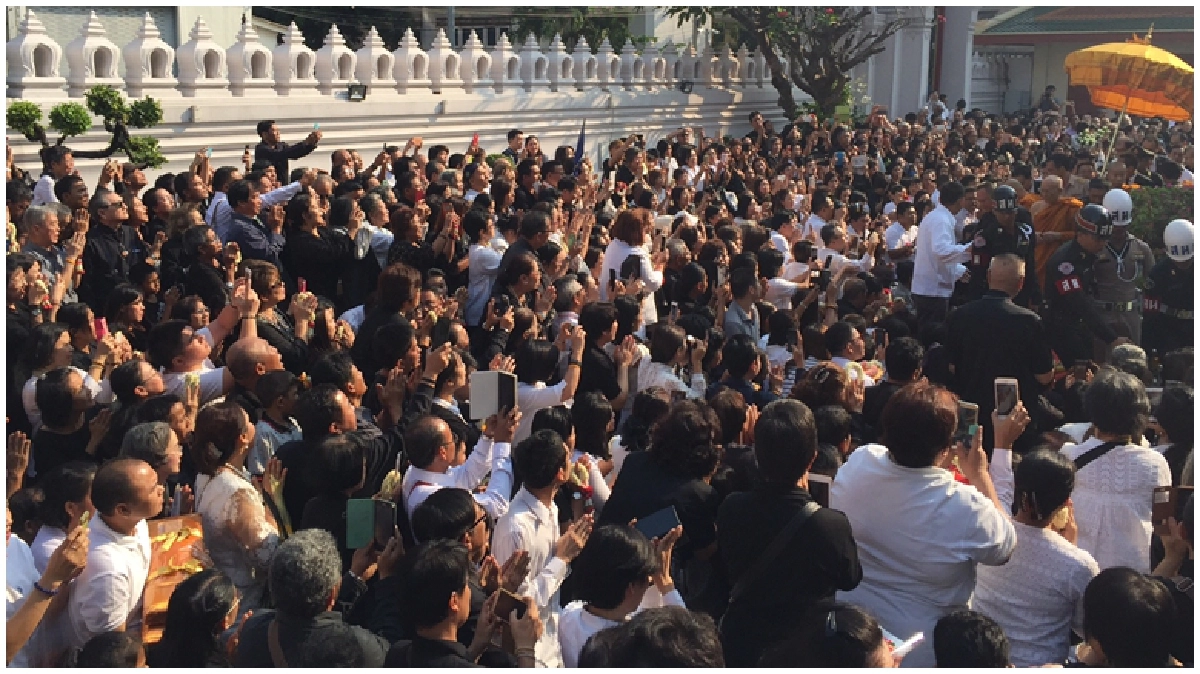 ชาวพุทธฯเปล่งเสียงสาธุตลอดเส้นทางเสด็จ"สมเด็จพระสังฆราช" ชาวพุทธฯเปล่งเสียงสาธุตลอดเส้นทางเสด็จ"สมเด็จพระสังฆราช"