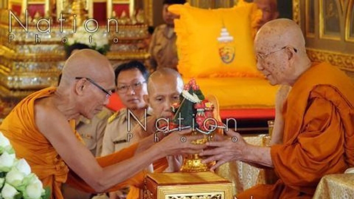 พุทธศาสนิกชนหลั่งไหลถวายสักการะสมเด็จพระสังฆราช พุทธศาสนิกชนหลั่งไหลถวายสักการะสมเด็จพระสังฆราช