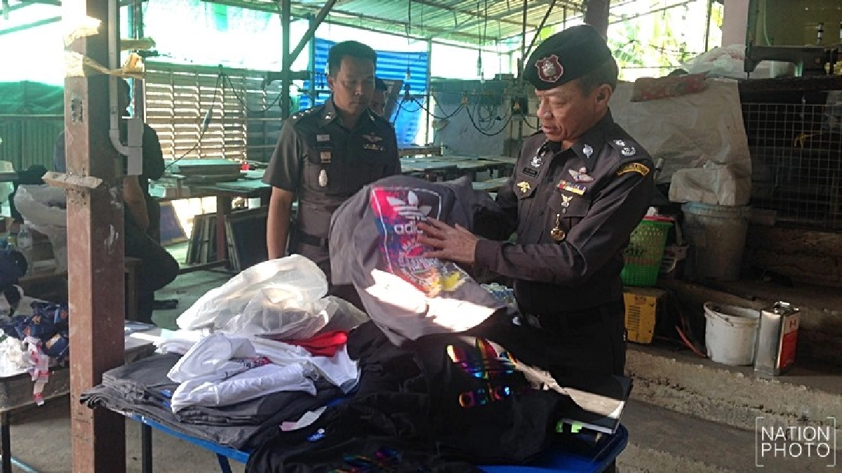 จับโรงงานผลิตสินค้าละเมิดลิขสิทธิ์