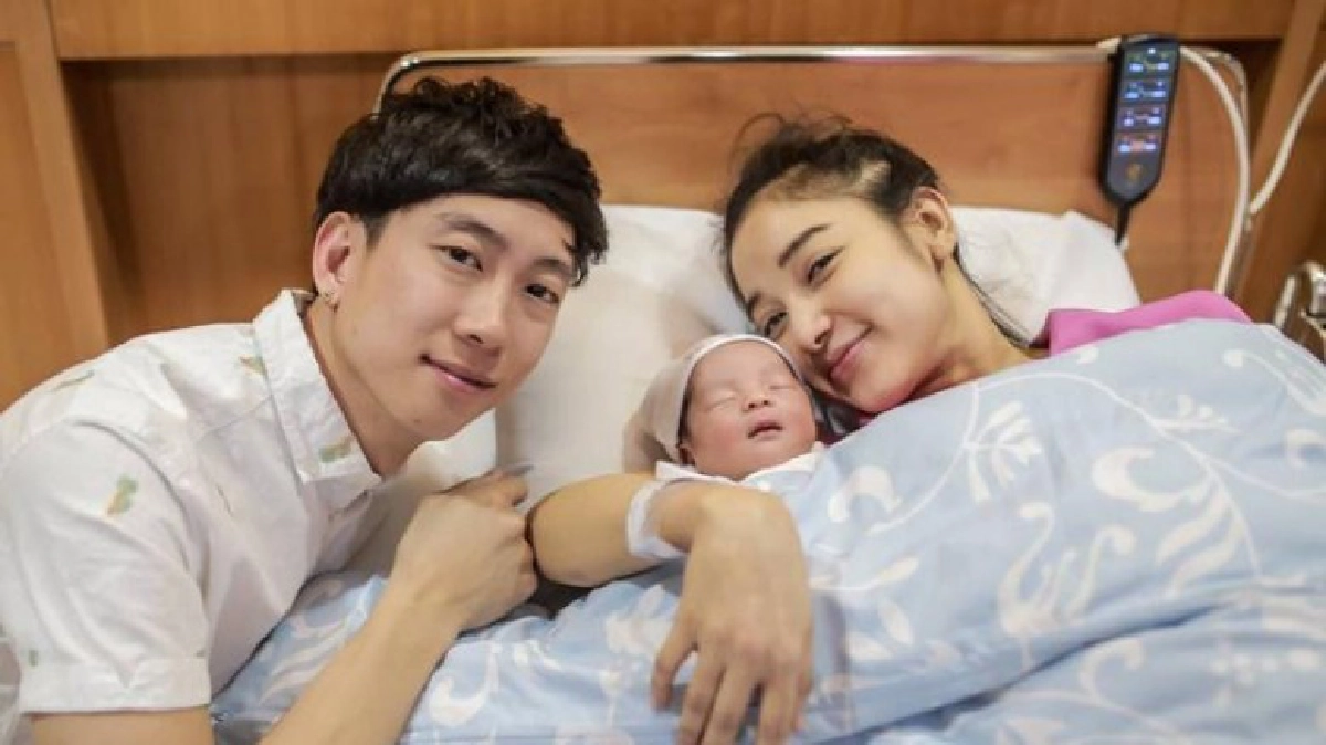 เผยภาพพ่อแม่ลูก 'เบนซ์-แพท-น้องเรซซิ่ง' เผยภาพพ่อแม่ลูก 'เบนซ์-แพท-น้องเรซซิ่ง'
