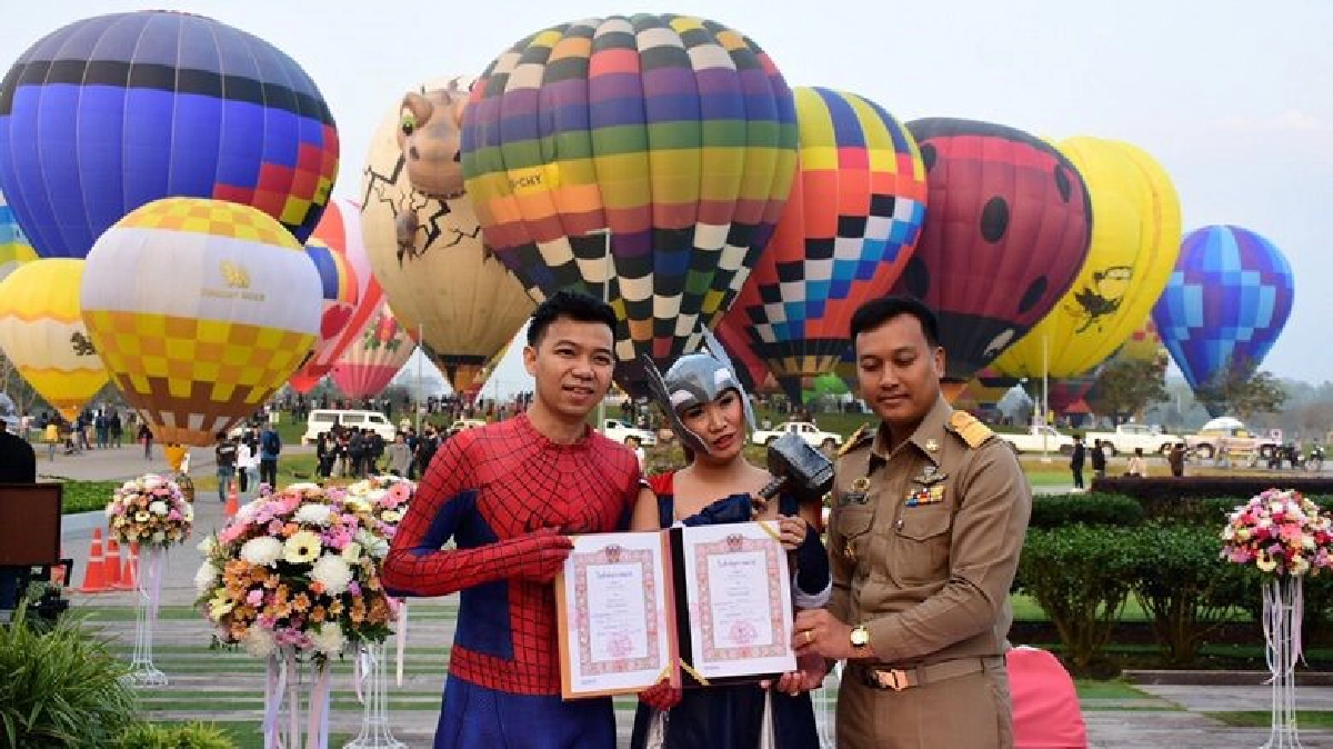 22คู่รักร่วมจดทะเบียนลอยฟ้าบนบอลลูนฉลองวาเลนไทน์ 22คู่รักร่วมจดทะเบียนลอยฟ้าบนบอลลูนฉลองวาเลนไทน์