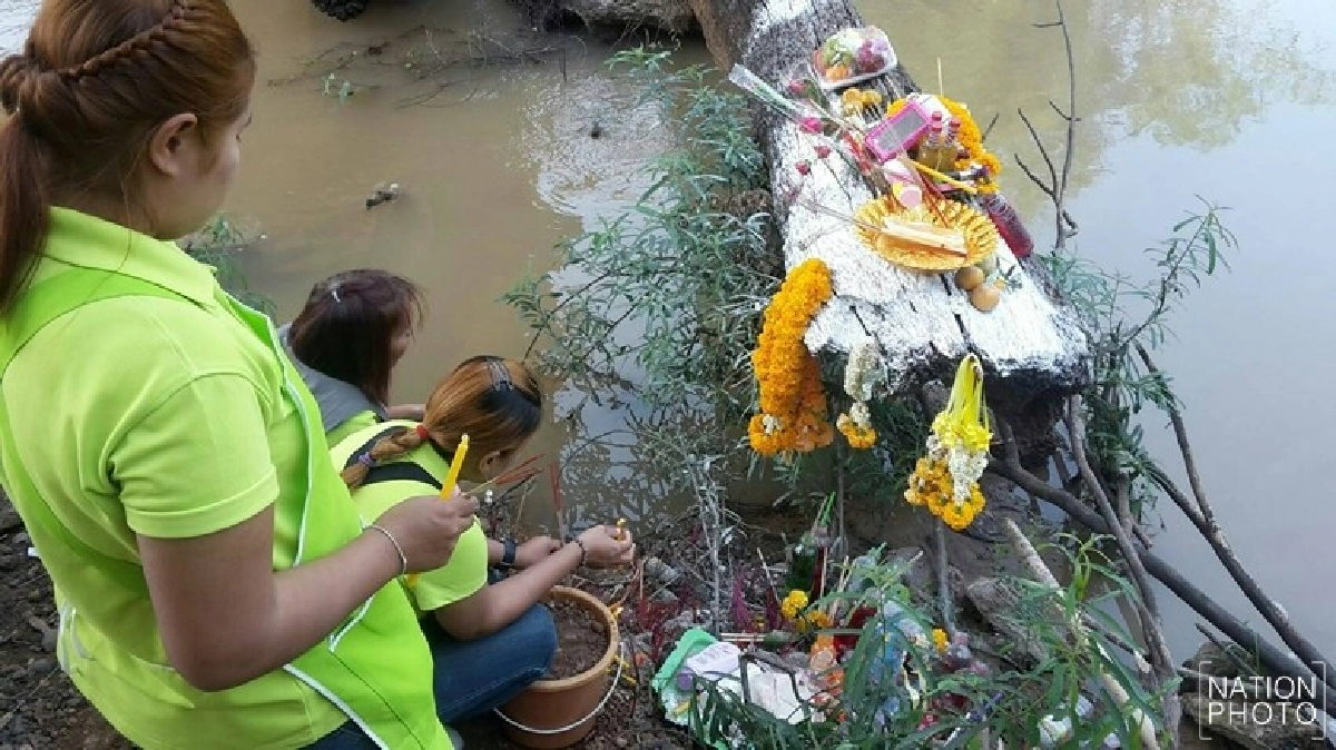 ตะเคียนโผล่กลางน้ำแห่ขอโชคลาภ ตะเคียนโผล่กลางน้ำแห่ขอโชคลาภ
