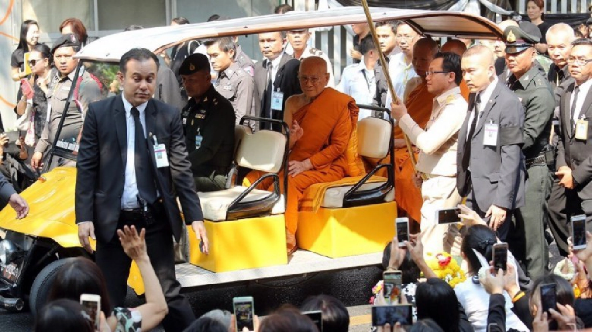 "สมเด็จพระสังฆราช"ประทับรถกอล์ฟให้พุทธศาสนิกชนถวายสักการะ