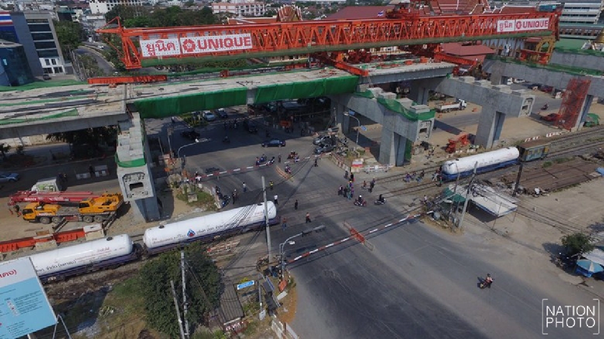 ระทึก! รถไฟบรรทุกสารเคมีตกรางใกล้วัดเสมียน