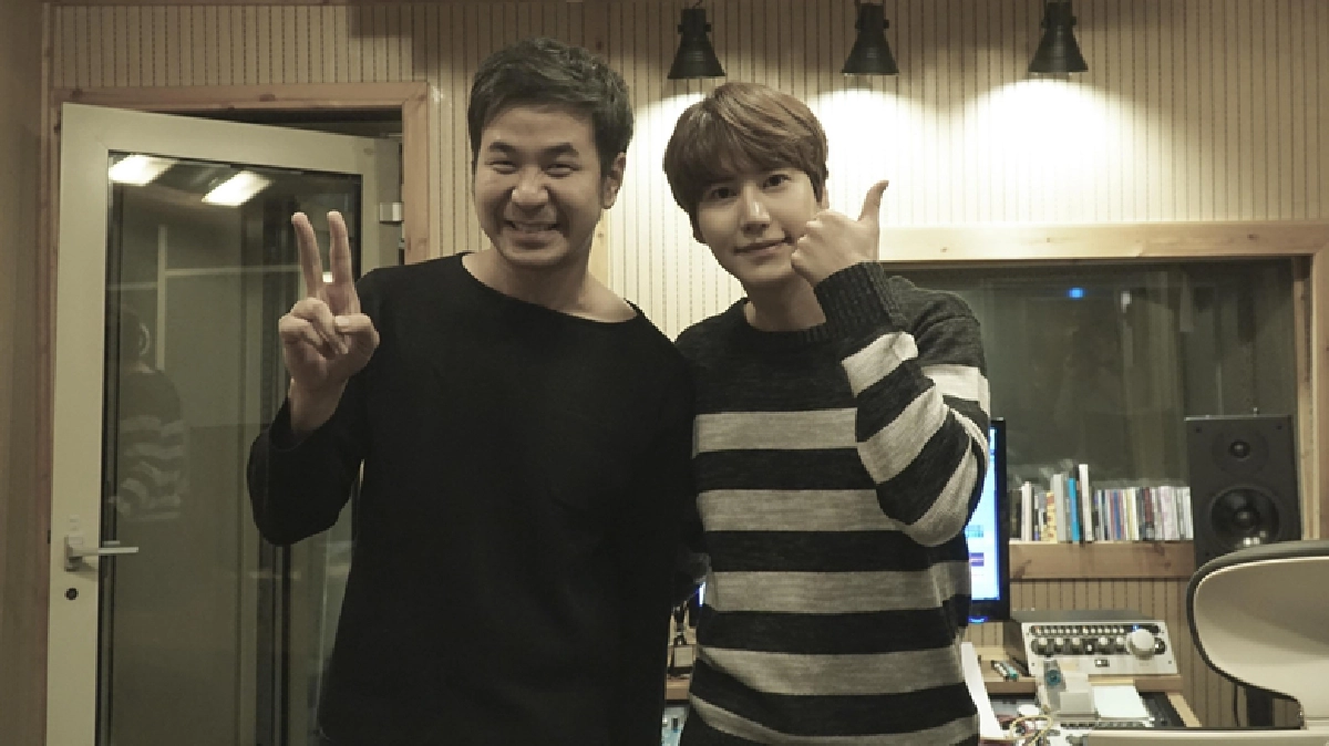 ‘แสตมป์’ปัง!แต่งเพลงให้ ‘คยูฮยอน ซูเปอร์จูเนียร์’ (คลิป) ‘แสตมป์’ปัง!แต่งเพลงให้ ‘คยูฮยอน ซูเปอร์จูเนียร์’ (คลิป)