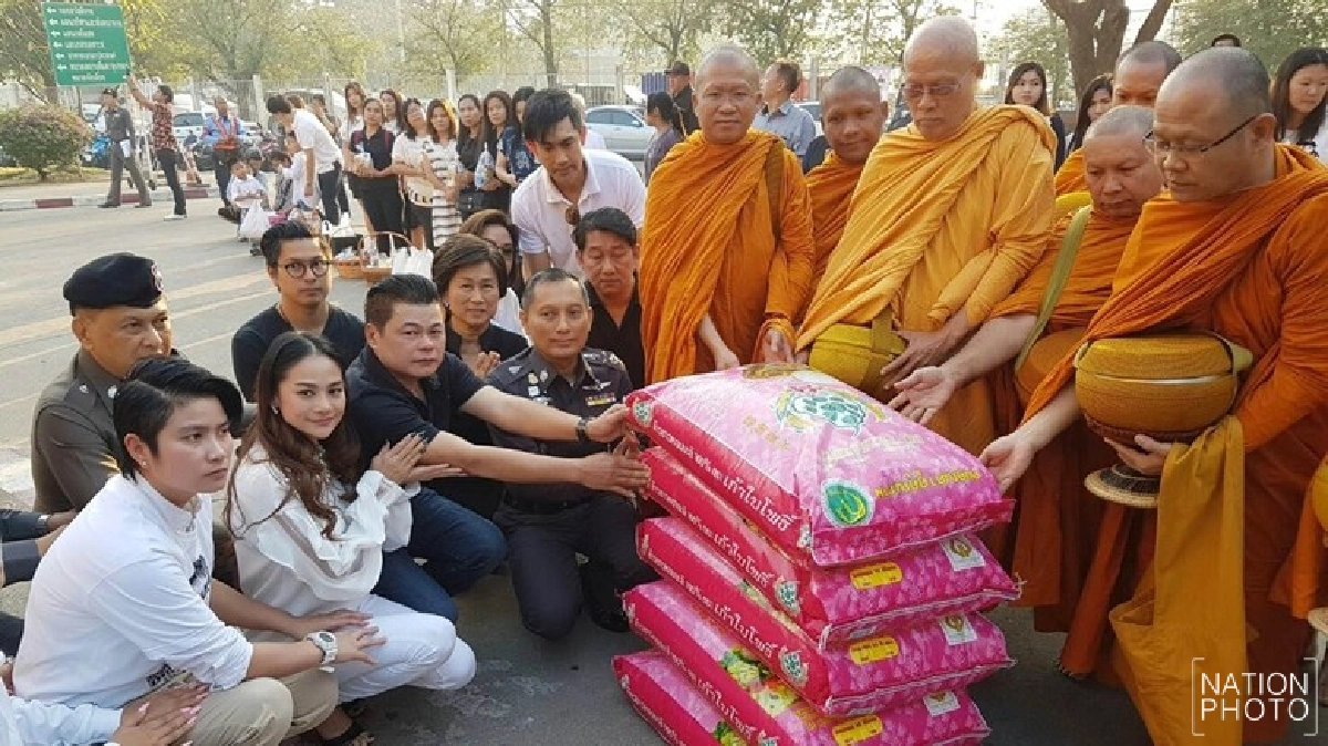 ตักบาตรถวายเป็นพระราชกุศล รัชกาลที่ 9 ตักบาตรถวายเป็นพระราชกุศล รัชกาลที่ 9
