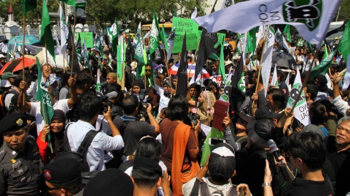 ตร. พาแกนนำต้านโรงไฟฟ้า ไปหารือใน มทบ. 11 ตร. พาแกนนำต้านโรงไฟฟ้า ไปหารือใน มทบ. 11