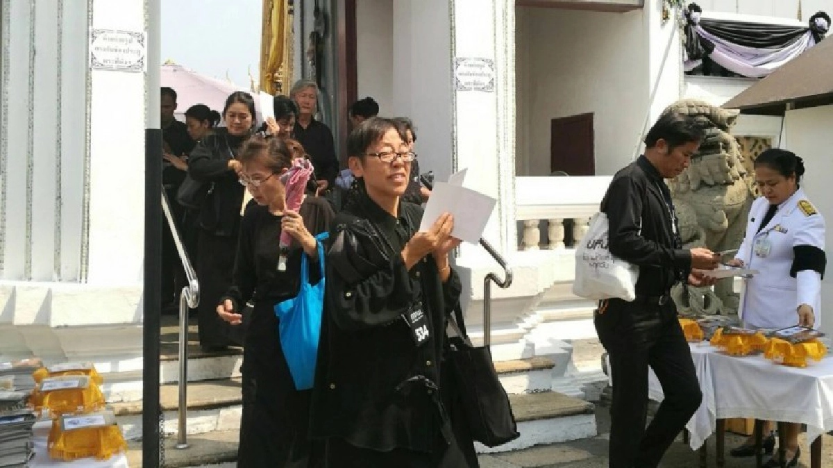 ประชาชนไม่หวั่นแดดร้อนต่อแถวสักการะพระบรมศพ