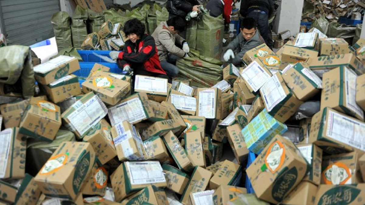 เมื่อขยะจากอีคอมเมิร์ซเกลื่อนแดนมังกร เมื่อขยะจากอีคอมเมิร์ซเกลื่อนแดนมังกร