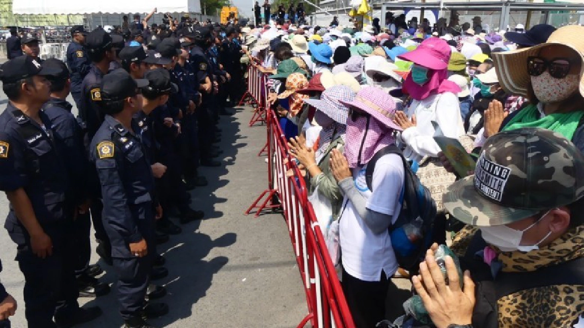 พระ-ศิษย์ไม่สนเส้นตายฝ่าแนวกั้นเข้าธรรมกาย