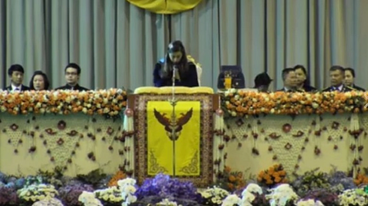 ฟ้าหญิงจุฬาภรณ์ทรงยกพระหัตถ์ไหว้ขอโทษบัณฑิตแม่โจ้ ฟ้าหญิงจุฬาภรณ์ทรงยกพระหัตถ์ไหว้ขอโทษบัณฑิตแม่โจ้