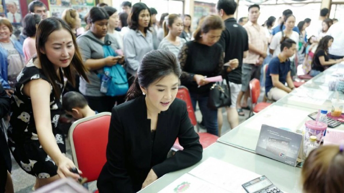 "ยิ่งลักษณ์" ทำบุญบริจาคโลง เจอแฟนคลับรุมถ่ายรูป