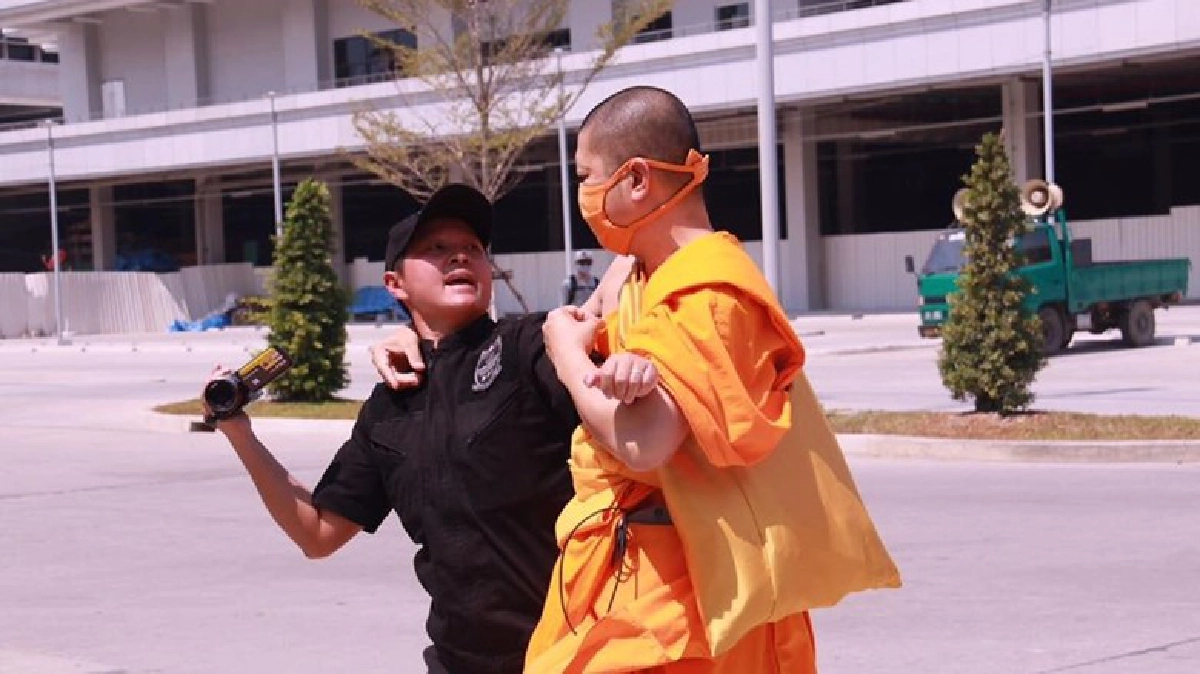 นาทีชุลมุน พระธรรมกาย โผล่ล็อค จนท.สาว DSI (ชม2คลิปเต็ม)