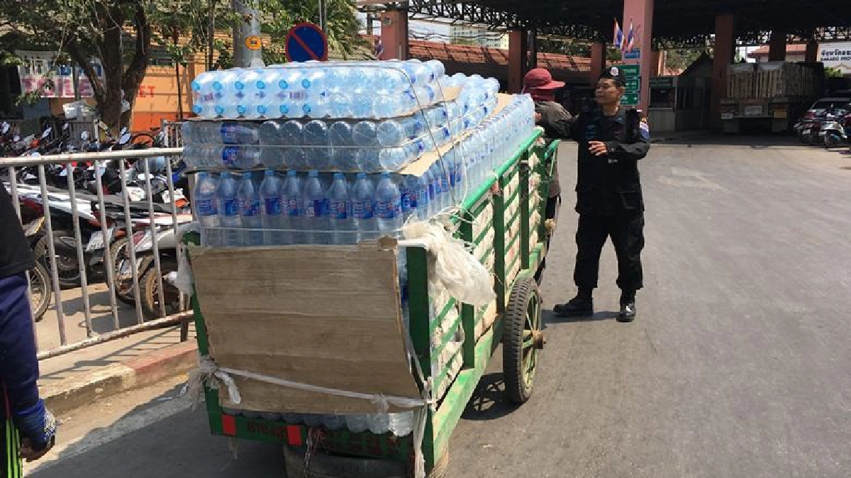 เขมรเตรียมรับมือแล้งแห่ซื้อน้ำดื่มไทยกักตุน เขมรเตรียมรับมือแล้งแห่ซื้อน้ำดื่มไทยกักตุน