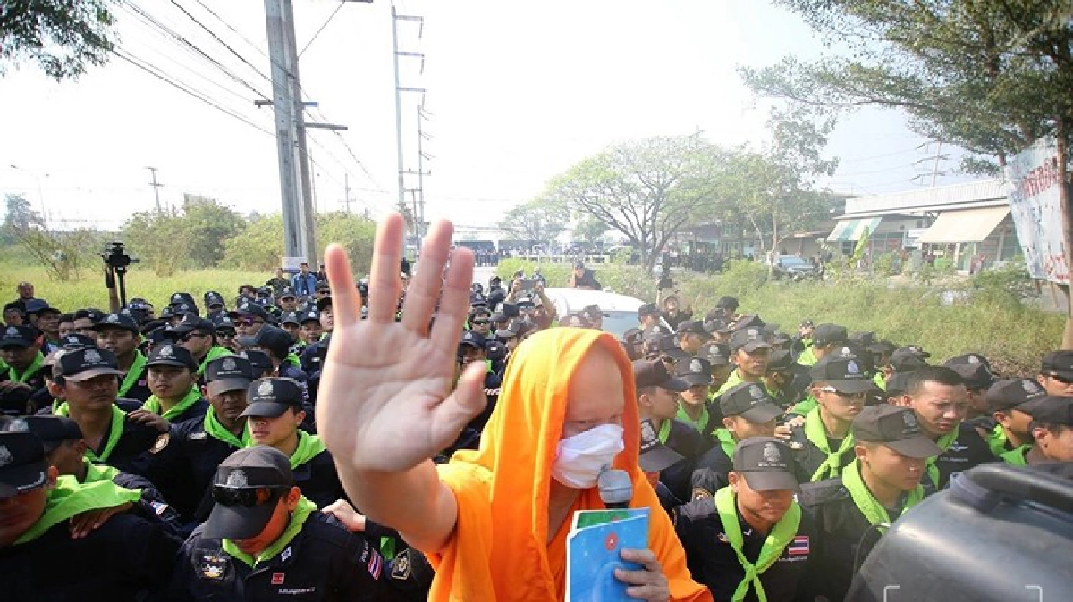ตำรวจไร้อาวุธเข้าตรวจวัดธรรมกาย ตำรวจไร้อาวุธเข้าตรวจวัดธรรมกาย