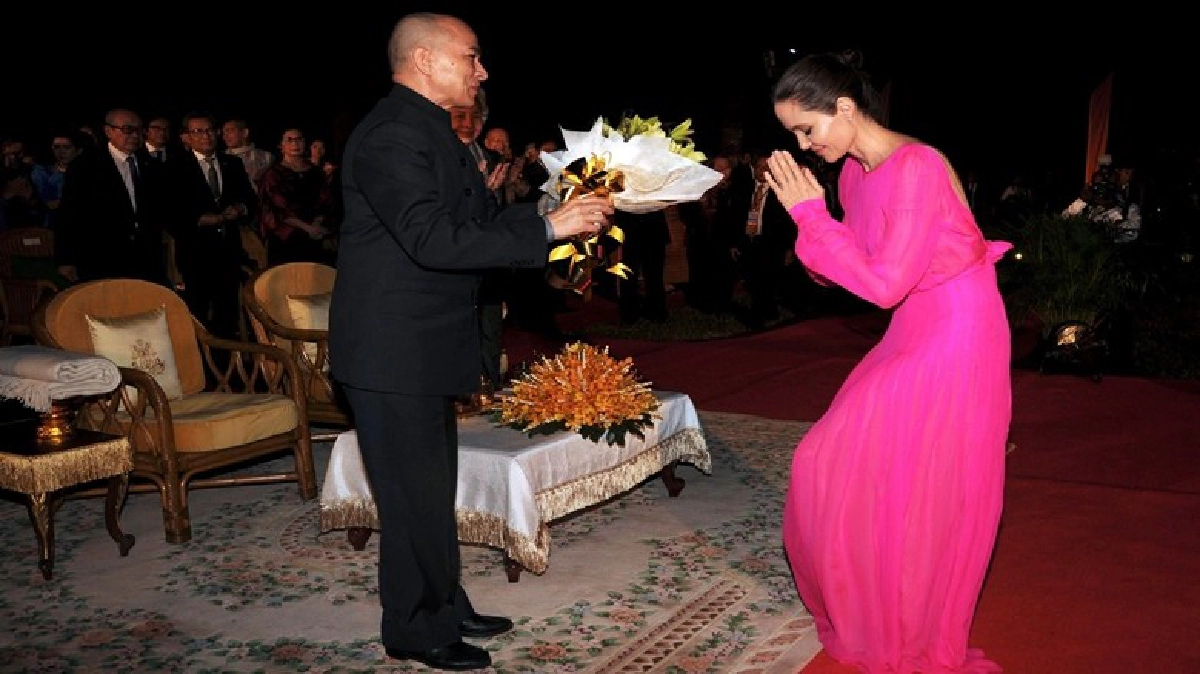 กษัตริย์สีหมุนีทอดพระเนตรภาพยนตร์ที่แองเจลิน่า โจลี่ กำกับ