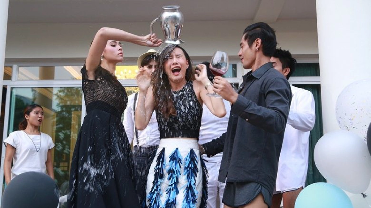 ‘ญาญ่า’ ฟิวส์ขาดราดน้ำรดหัว ‘เต้ย’ ‘ญาญ่า’ ฟิวส์ขาดราดน้ำรดหัว ‘เต้ย’