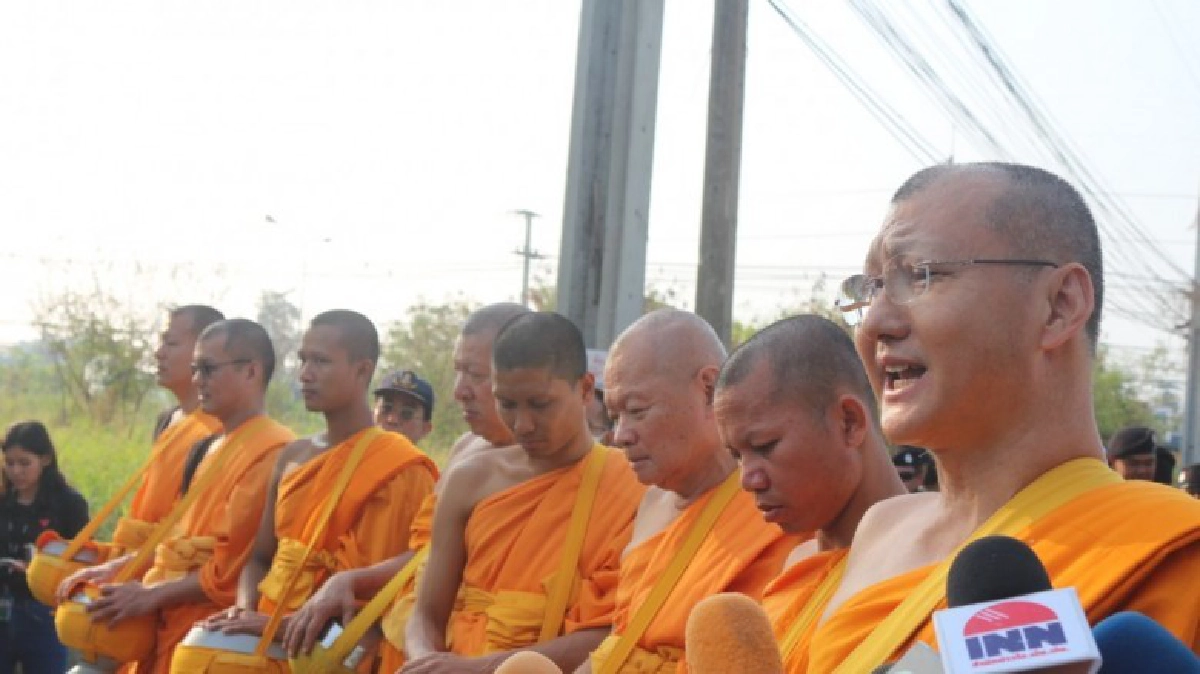 พระธรรมกายโวยทหารไล่ลงจากรถขณะกลับวัด