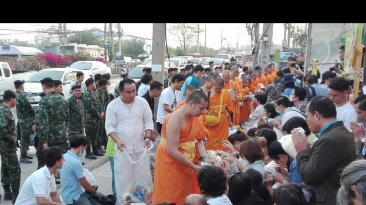 ศิษย์ธรรมกายแห่ร่วมทำบุญตักบาตร