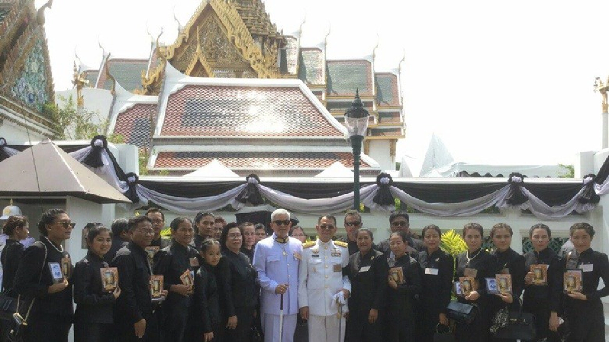 ประชาชนต่อแถวถวายสักการะพระบรมศพแม้อากาศร้อนจัด ประชาชนต่อแถวถวายสักการะพระบรมศพแม้อากาศร้อนจัด