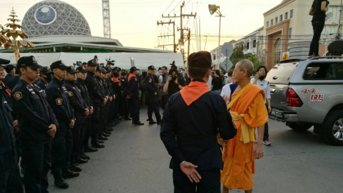 ตรึงกำลังเตรียมบุกธรรมกาย ศิษย์แห่ร่วมสวดมนต์ ตรึงกำลังเตรียมบุกธรรมกาย ศิษย์แห่ร่วมสวดมนต์
