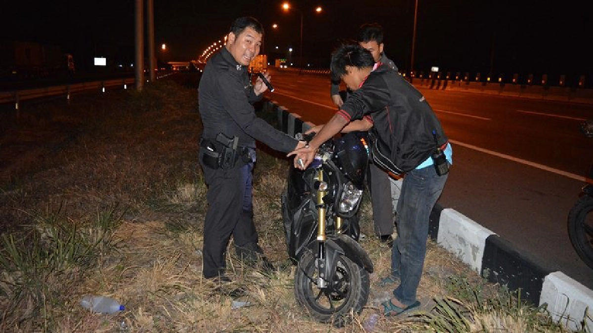 ซิ่งแหกด่านตร.ไล่กว่า80กม.เบียดตกข้างทางคนร้ายหนีเข้าไร่มัน ซิ่งแหกด่านตร.ไล่กว่า80กม.เบียดตกข้างทางคนร้ายหนีเข้าไร่มัน