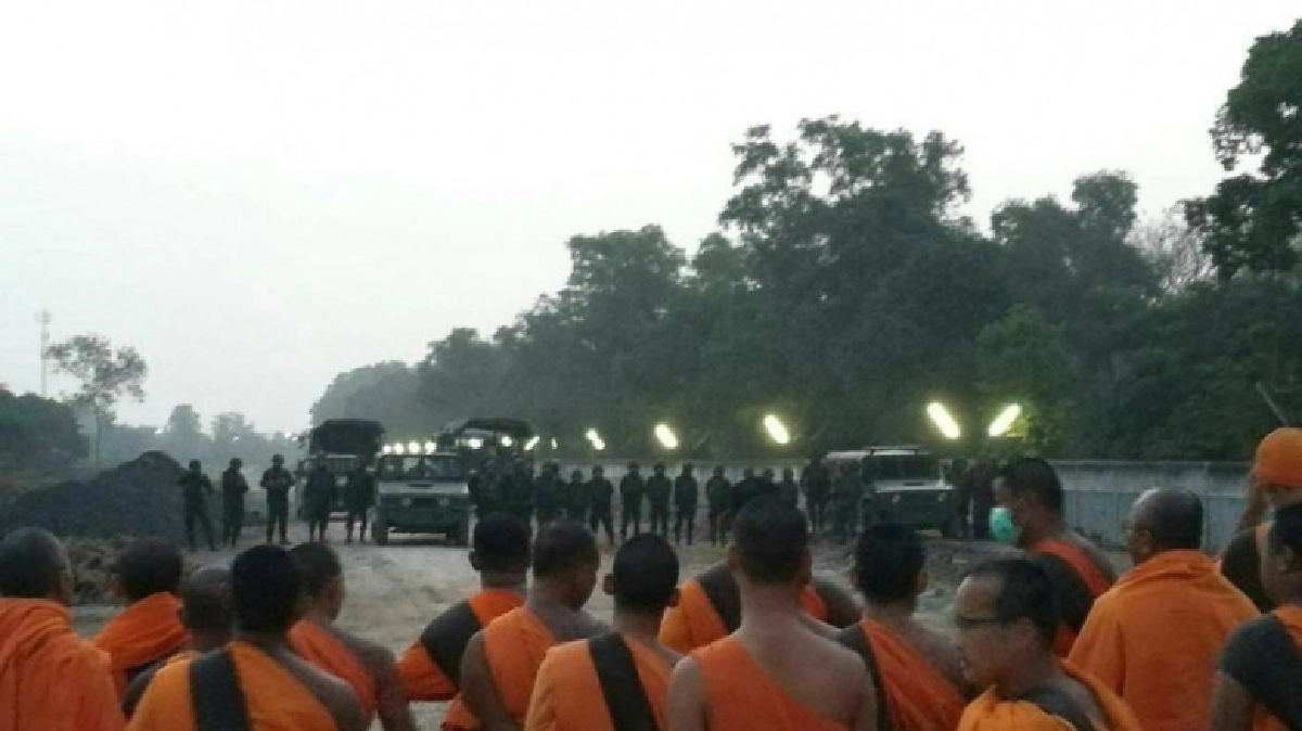 ทหารประจันหน้าพระสงฆ์ที่ประตูเข้าอาคารบุญรักษา