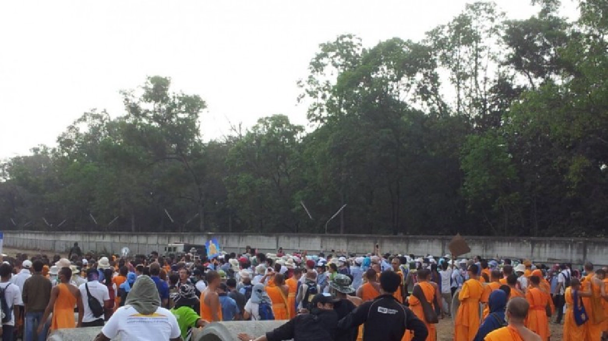พระ-ศิษย์ธรรมกายขุดดินทำบังเกอร์ป้องกันประตู 1