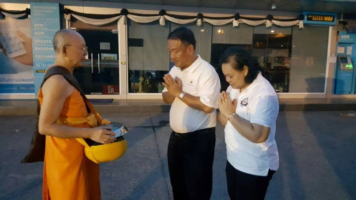 “กิตติรัตน์”โผล่ตักบาตรพระวัดธรรมกาย “กิตติรัตน์”โผล่ตักบาตรพระวัดธรรมกาย