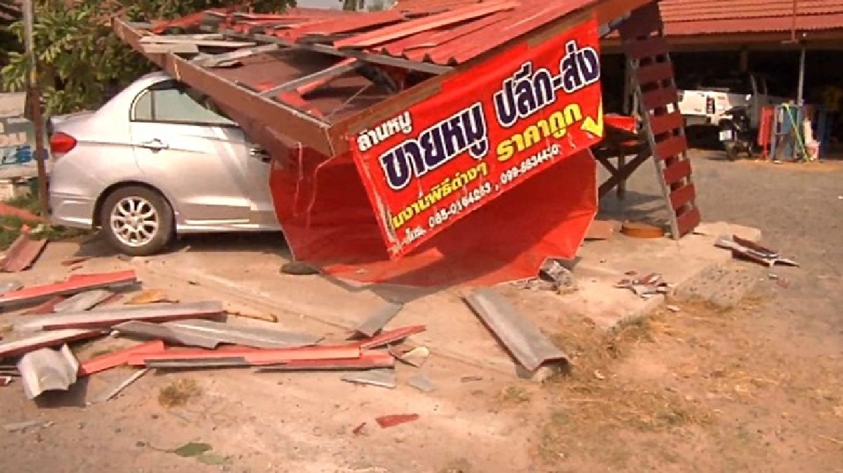 ครูสาวซิ่งเก๋งพุ่งชนเขียงหมู ครูสาวซิ่งเก๋งพุ่งชนเขียงหมู