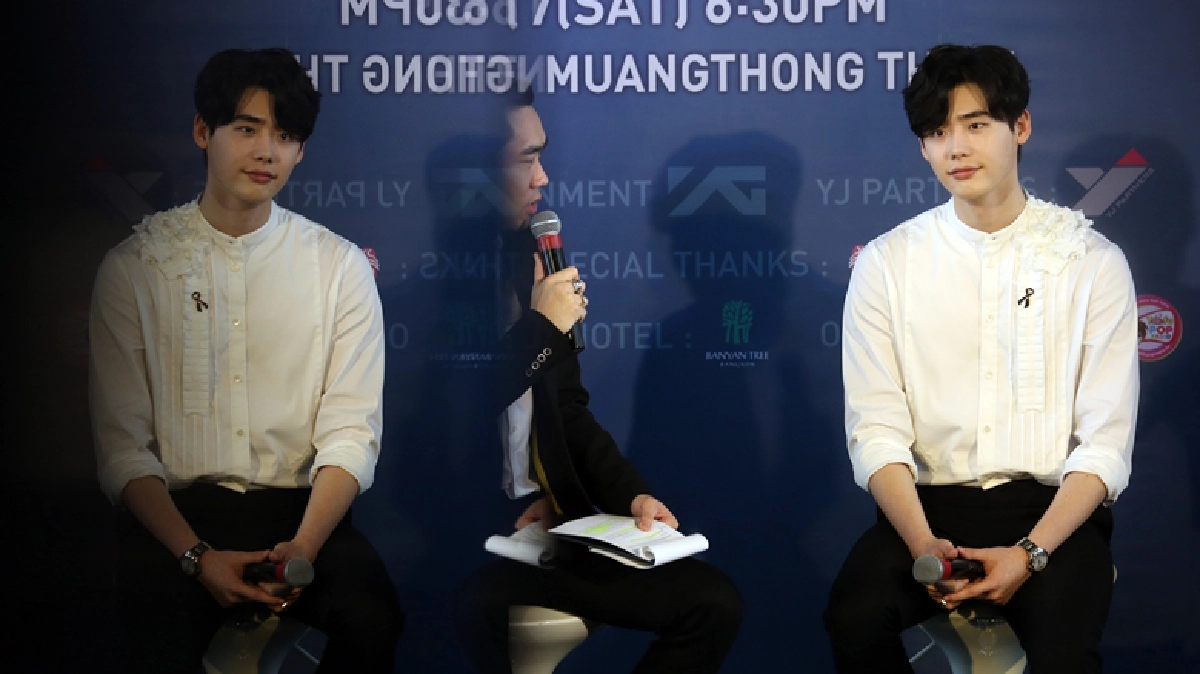 ขาวโบ๊ะ!! ผิวสว่างแสบตาติ่ง "อีจงซอก" อ้อนแฟนคลับชาวไทย ขาวโบ๊ะ!! ผิวสว่างแสบตาติ่ง "อีจงซอก" อ้อนแฟนคลับชาวไทย