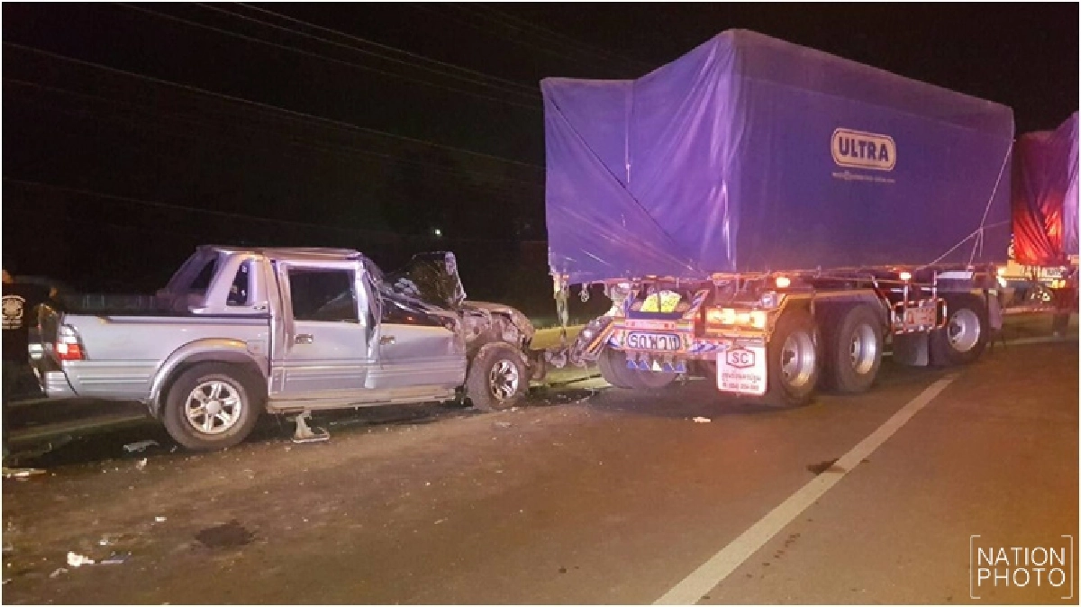 ทหารขับกระบะหลับในเสยท้ายรถพ่วง เจ็บสาหัส