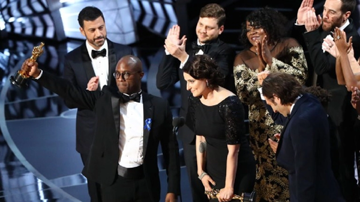 รู้ไหมหนัง 'MOONLIGHT' ที่กวาด 3 รางวัลออสก้าร์ ยังฉายอยู่นะ รู้ไหมหนัง 'MOONLIGHT' ที่กวาด 3 รางวัลออสก้าร์ ยังฉายอยู่นะ