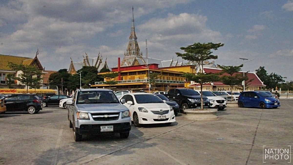 วุ่น!เที่ยววัดดังแปดริ้วกดรีโมทล็อครถไม่ได้