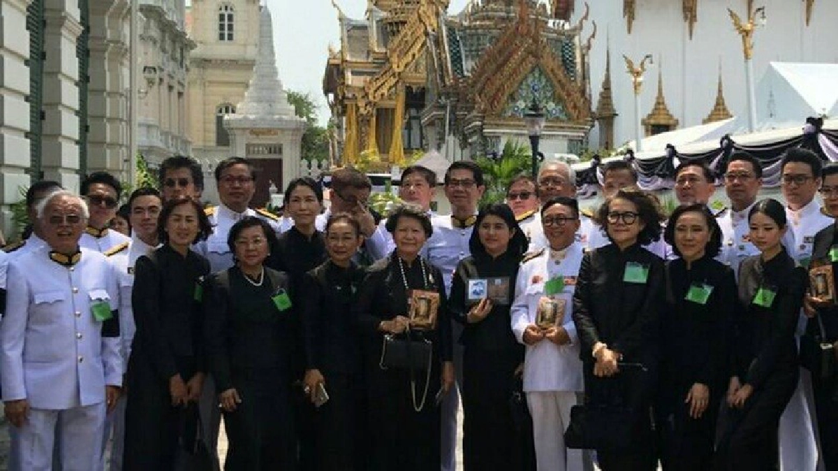 ประชาชนรอกราบพระบรมศพเนืองแน่น