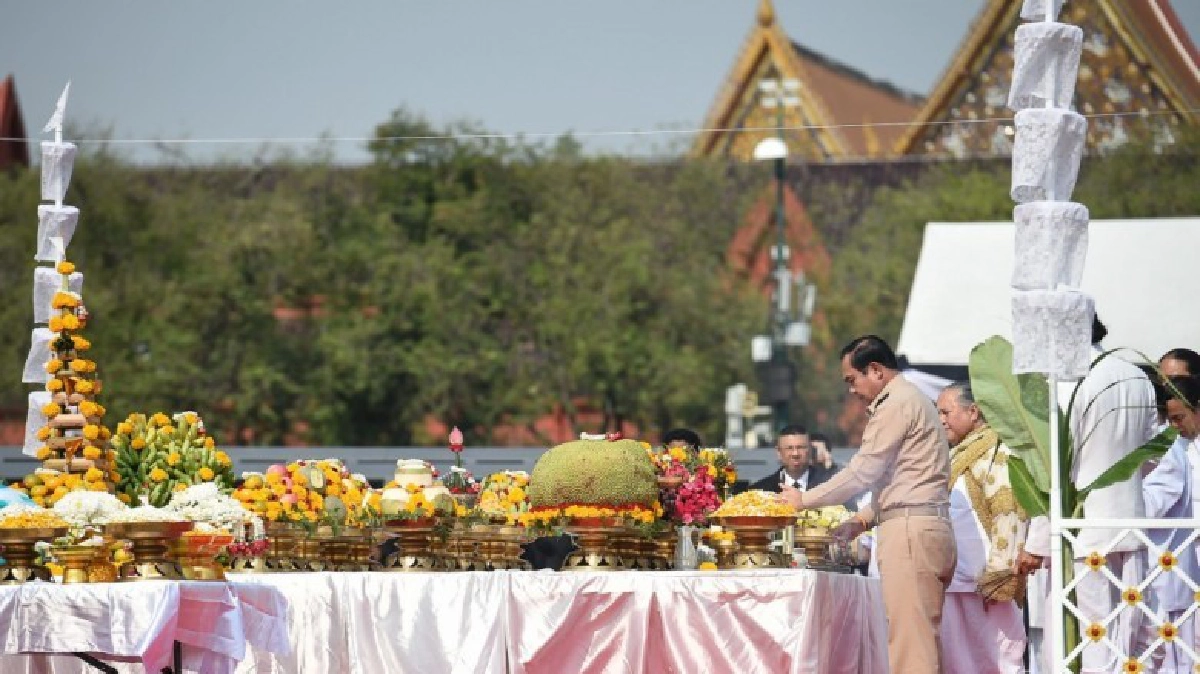 “นายกฯ”บวงสรวงก่อสร้างยกเสาเอกพระเมรุมาศ 