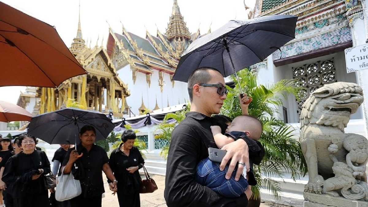 ปชช.กราบถวายสักการะพระบรมศพเบื้องหน้าพระบรมโกศ ร.9 ปชช.กราบถวายสักการะพระบรมศพเบื้องหน้าพระบรมโกศ ร.9