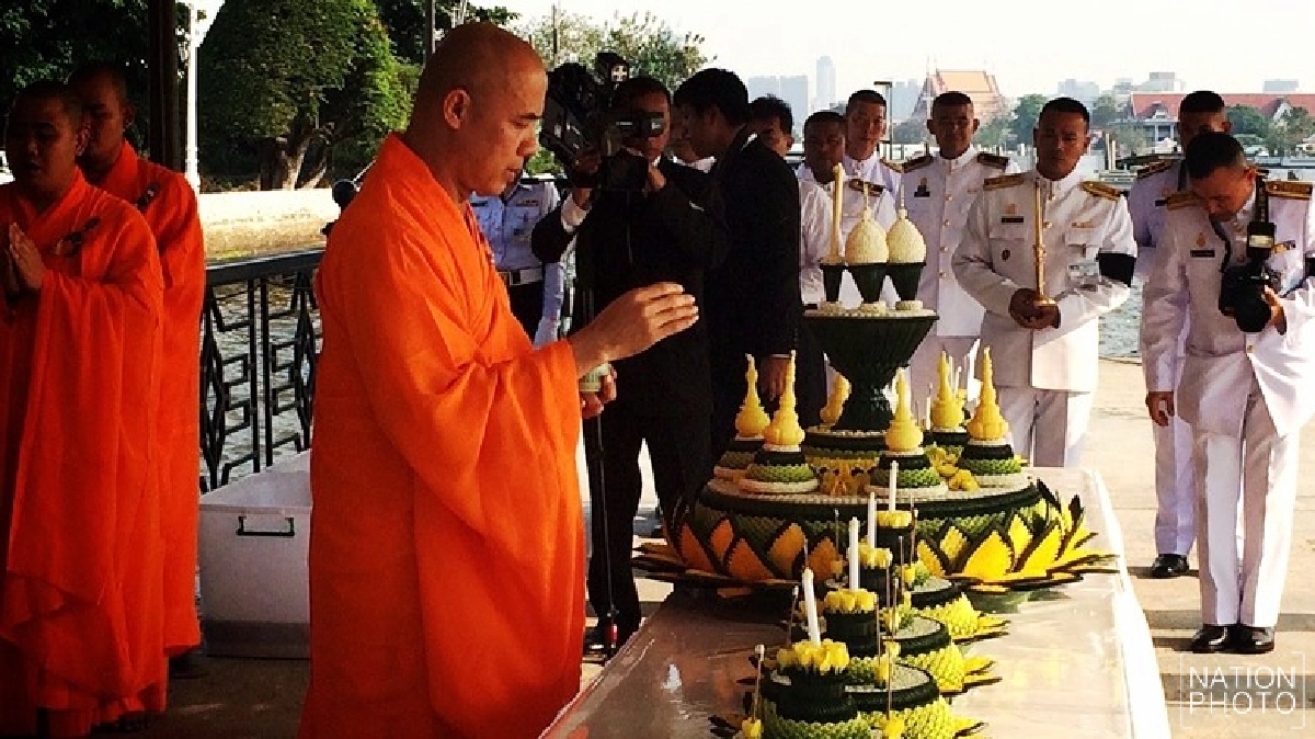 สมเด็จพระเจ้าอยู่หัว พระราชทานเครื่องแบบทหาร ร.9 คลุมกงเต็ก สมเด็จพระเจ้าอยู่หัว พระราชทานเครื่องแบบทหาร ร.9 คลุมกงเต็ก