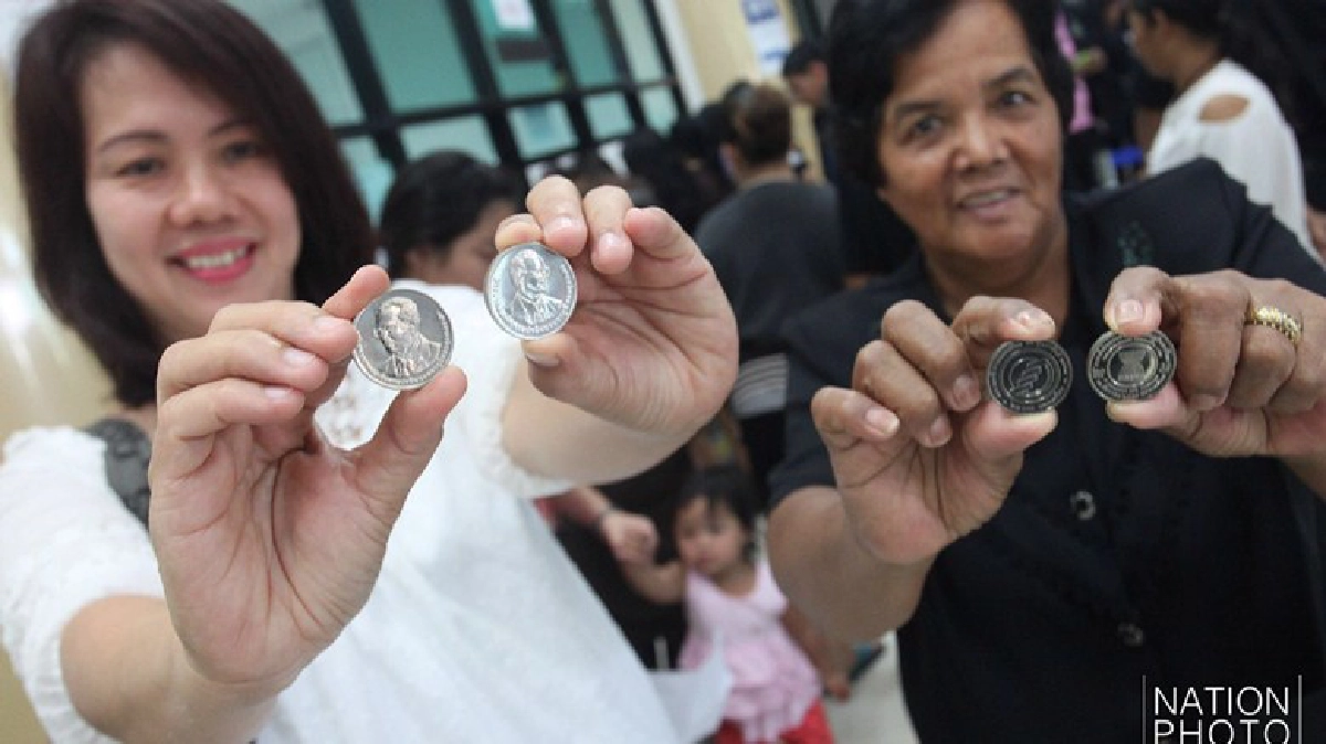 เปิดแลกเหรียญที่ระลึก 2 รุ่นสุดท้าย ร.9 (ภาพชุด) เปิดแลกเหรียญที่ระลึก 2 รุ่นสุดท้าย ร.9 (ภาพชุด)