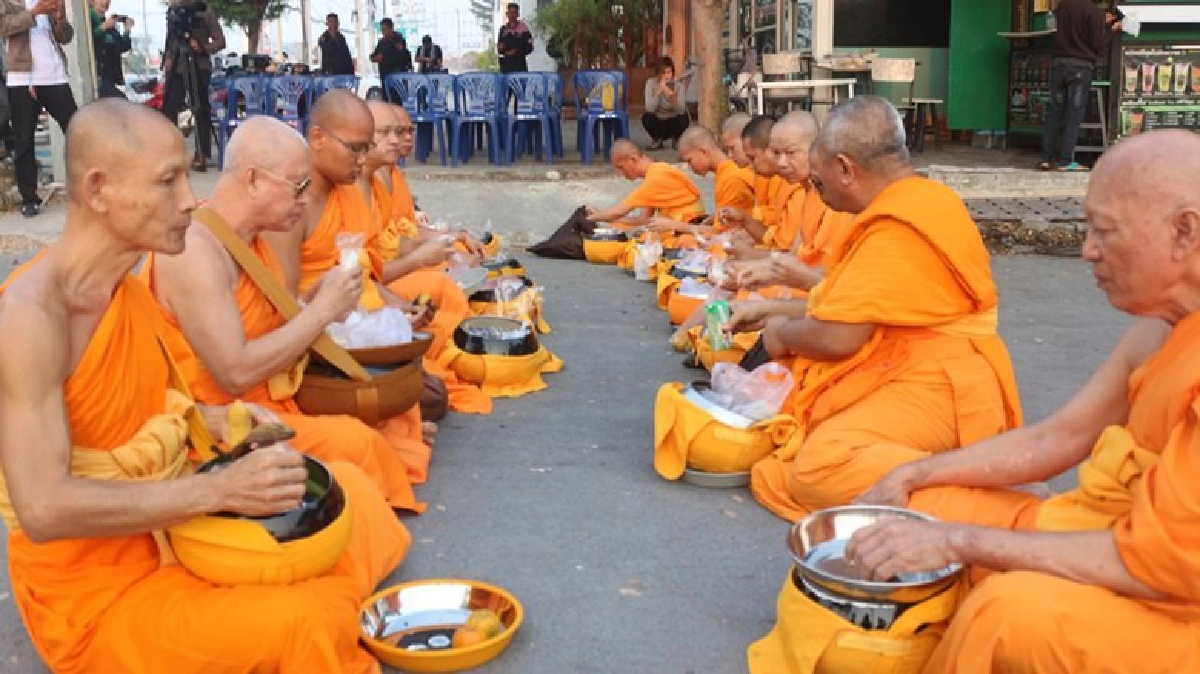 พระเข้าวัดไม่ได้นั่งฉันข้าวต่อหน้าตร.ควบคุมฝูงชน พระเข้าวัดไม่ได้นั่งฉันข้าวต่อหน้าตร.ควบคุมฝูงชน